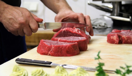 500gr. Steak zuschneiden.