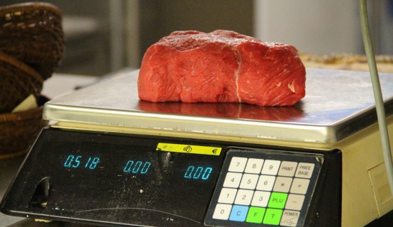 500gr. Steak auf der Waage kontrolliert.