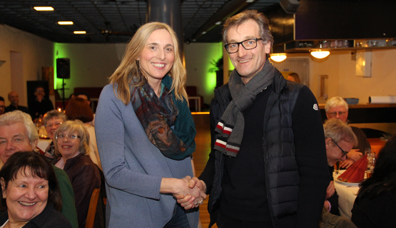 Spendentopf an Ingrid Schatz von der Lahrer Tafel &uuml;bergeben.