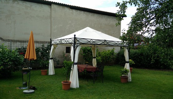 Garten mit Pavillon