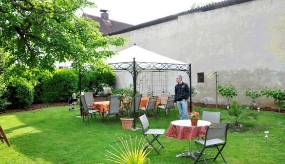 Garten mit Pavillon