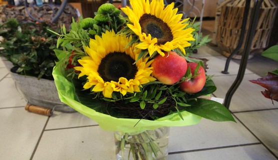 Herbstdekoration und Gestecke