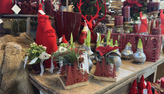 Weihnachtsdekoration und Gestecke