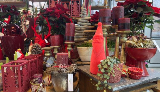Weihnachtsdekoration und Gestecke