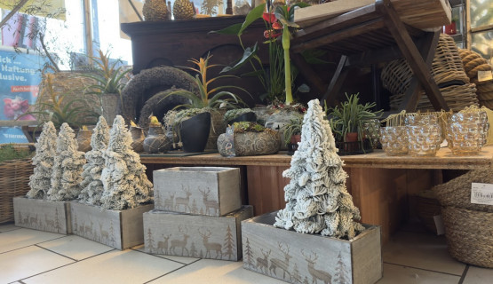 Weihnachtsdekoration und Gestecke