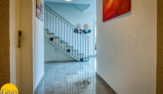 Flur mit Elternbild