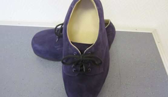 violette Hausschuhe