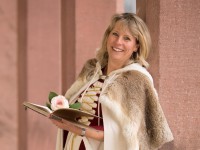 M&auml;rchenerz&auml;hlerin Katrin Bamberg f&uuml;hrt Sie durch M&auml;rchenstunden voller Wunder und Gl&uuml;ck.