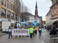 Friedensspaziergang Offenburg: Knapp 60 B&uuml;rger setzen Zeichen f&uuml;r den Frieden