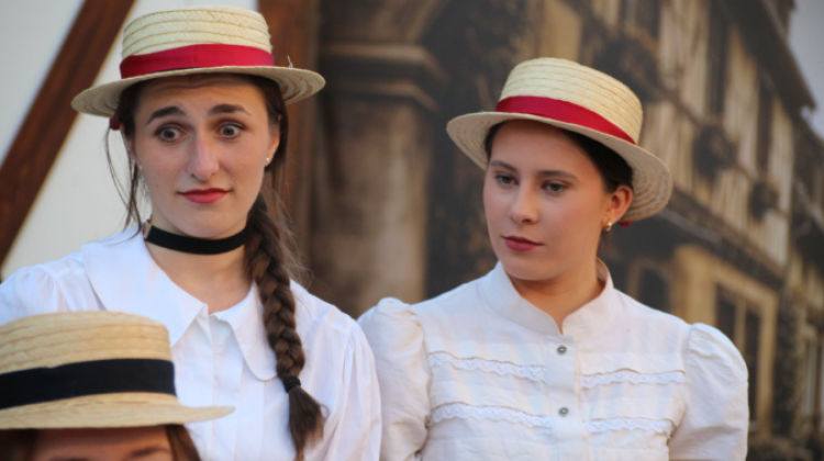 Kirschwasser, Liebe und ein Badnerlied - &bdquo;Annas Herzst&uuml;ck" auf der Burgb&uuml;hne Oberkirch