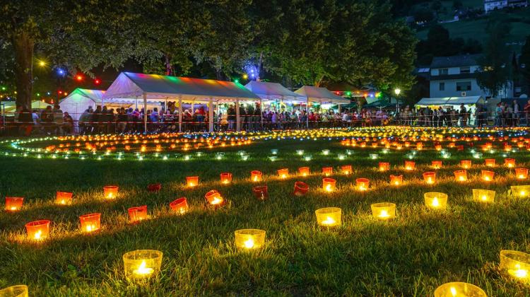 Wenn der Kurgarten leuchtet &ndash; Dorfbrunnenfest in Ottenh&ouml;fen am 25. und 26. Juli