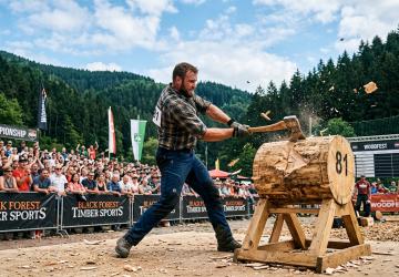 Sp&auml;ne fliegen am Eichberg: Haller bei den Schwarzw&auml;lder Holzf&auml;llermeisterschaften 2026